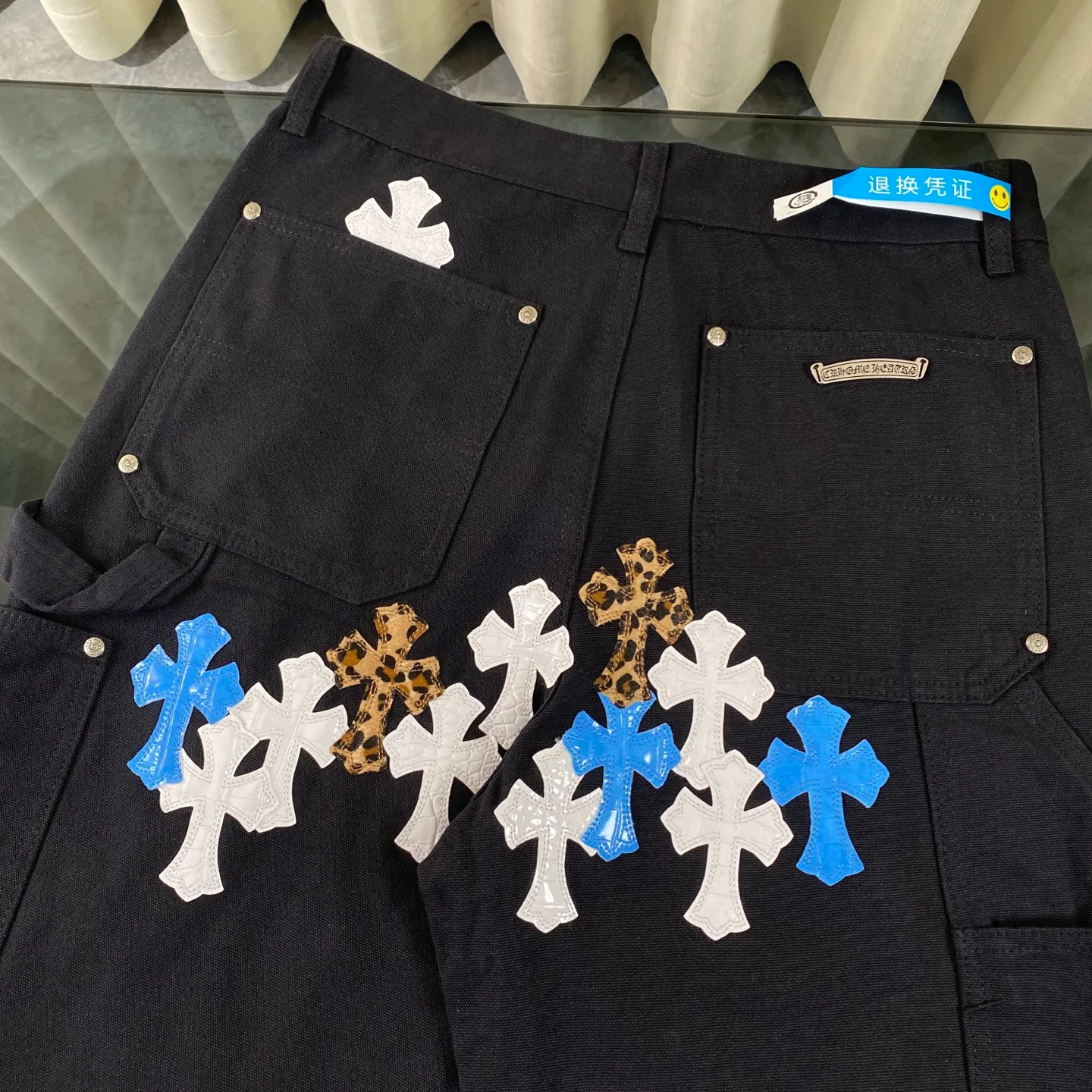P270 CH Chromehearts limited edition leopard print blue and white cross stitched leather black work jeans logging pants. The counter price is 34W level. The patchwork cross pattern is embellished and the jeans are washed! ! An absolutely high-end luxury product, a 1.9W-level god-level single product, a super popular product, made by top heavy industry, a magic weapon that cannot be missed! [About Zangyin] This is an extremely luxurious fashion brand that can also be called the aristocracy of the high street. It has always been an exclusive brand for some hipsters or rich second generations. Compared with ordinary high streets, it is more luxurious and noble. Compared with luxury brands, it is more fashionable and individual. It has always been a brand that I have a special liking for. [Top heavy industry fashion design] Consistently high-street luxury style. Speaking of this style, the Zangyin family and GU family are definitely the leading representative brands. Especially the Zangyin family has really achieved a state-of-the-art effect in creating high-street style. The unique washed material is used to create this style. The color system is already quite eye-catching. After it is decorated with patchwork cross flowers, it cleverly highlights the charm of the brand. Secondly, this style uses classic The high-waist cutting design highlights the long legs and fashionable temperament of the upper body. The brand is highly recognizable and the slim fit configuration is more suitable for daily wear. It is a product that interprets personality, fashion, and specifications at a glance. This single product is enough to make any fan excited. It can be a white T-shirt for a youthful college style, or a tight suspender for a royal style. It has strong matching ability and can be easily controlled by men.  [Materials and craftsmanship] Needless to say, this point goes without saying. As an excellent craftsman brand, Zangyin’s requirements for details and craftsmanship are really perfect. The washed color of this model has gone through so many processes, not to mention the embellishment of denim appliques. It is also purely hand-made and sewn. Just like what they believe in, only hand-made things have soul and have the meaning of wear. A top-notch heavy-duty fashionable denim item, I look forward to your perfect interpretation! !  Color: Black Size: 28-36